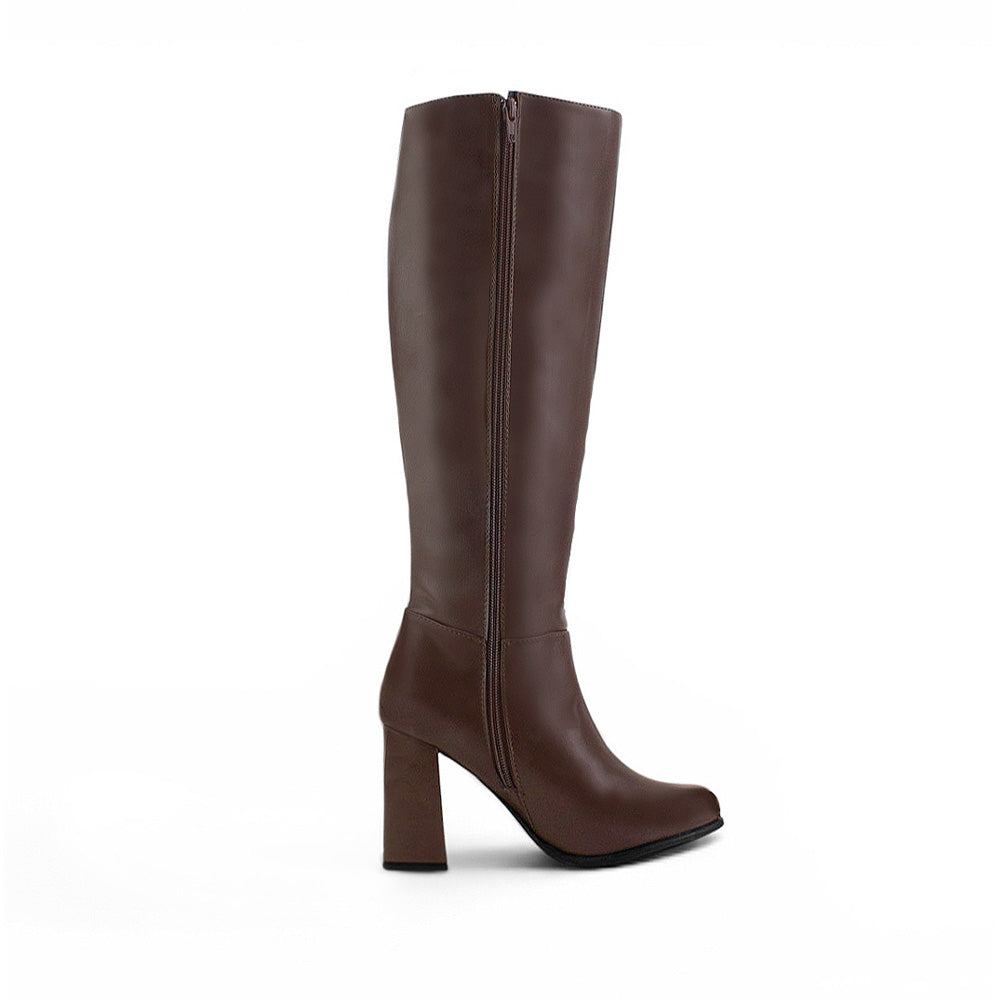 vista superior de botas cafés para dama con cremallera y tacón medio 8cm clásicas 
