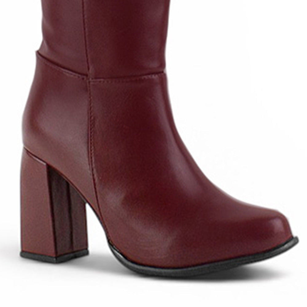 detalle del material sintético en las botas vino para dama con tacón medio 8cm 