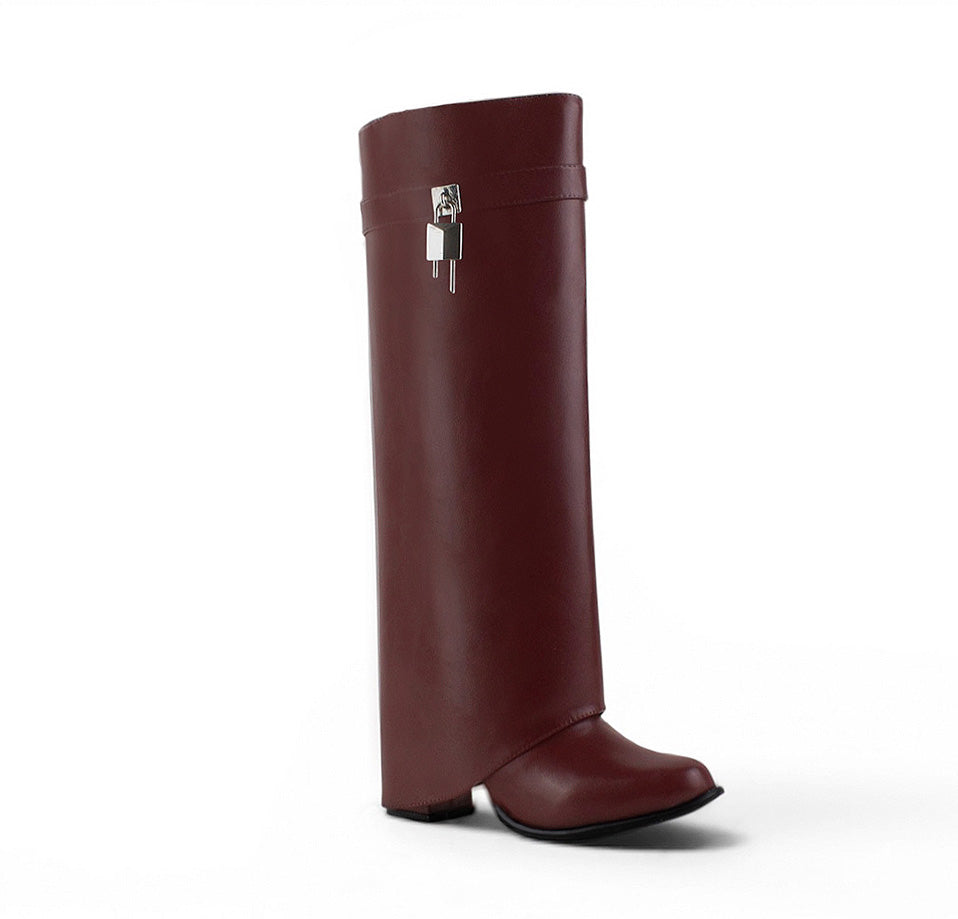 vista diagonal de botas vino 2 en 1 desmontables para dama con correa y tacón medio 8cm