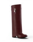 vista diagonal de botas vino 2 en 1 desmontables para dama con correa y tacón medio 8cm
