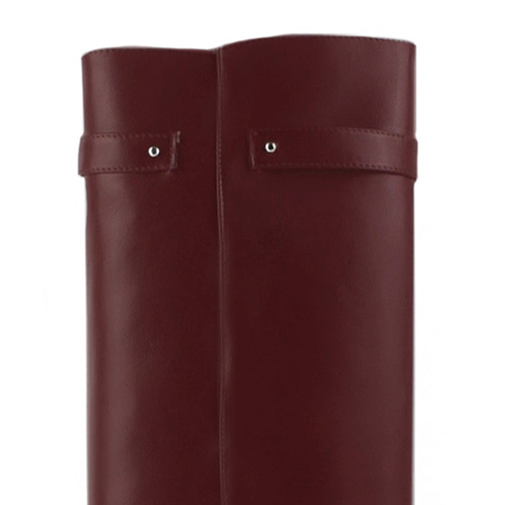 vista del detalle de la correa en las botas desmontables para dama con tacón medio 8cm 