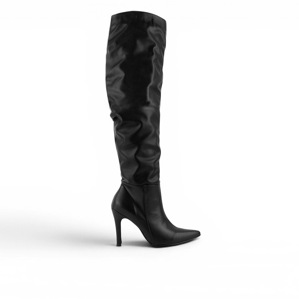vista lateral de botas negras para dama con detalle plisado y tacón alto 11 cm 