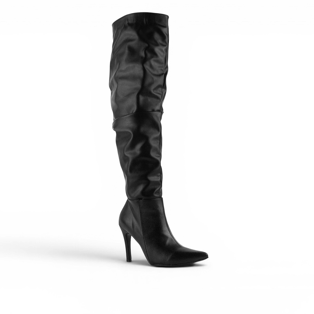 vista diagonal de las botas negras plisadas con tacón alto 11cm para dama 