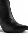detalle del material sintético en las botas negras para dama 