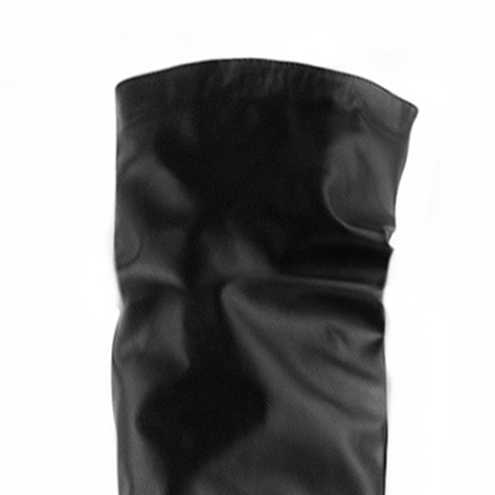 vista del detalle plisado en las botas negras para dama 