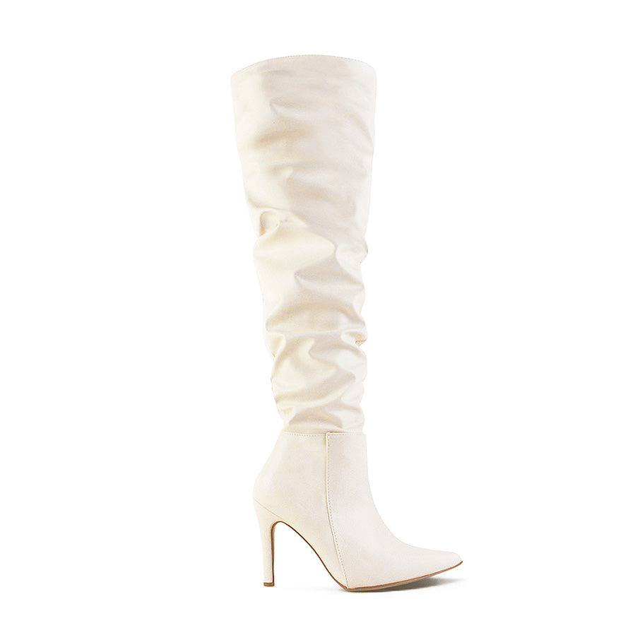 vista lateral de botas beige para dama con detalle plisado y tacón alto 11 cm 