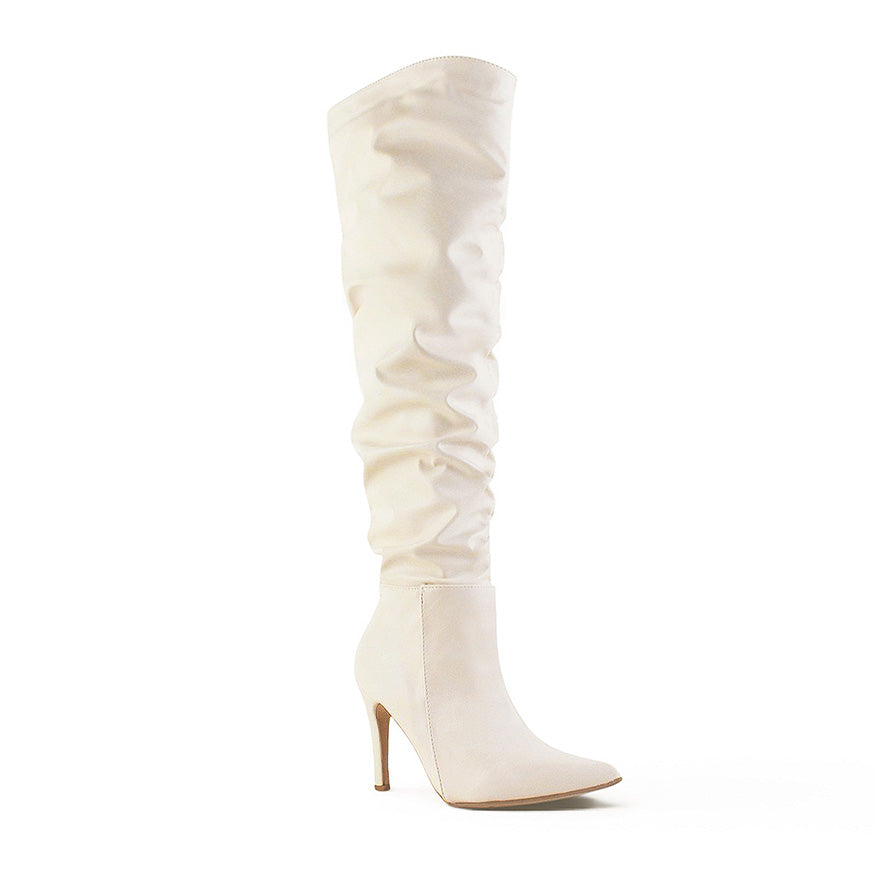 vista diagonal de las botas beige plisadas con tacón alto 11cm para dama 