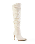 vista diagonal de las botas beige plisadas con tacón alto 11cm para dama 