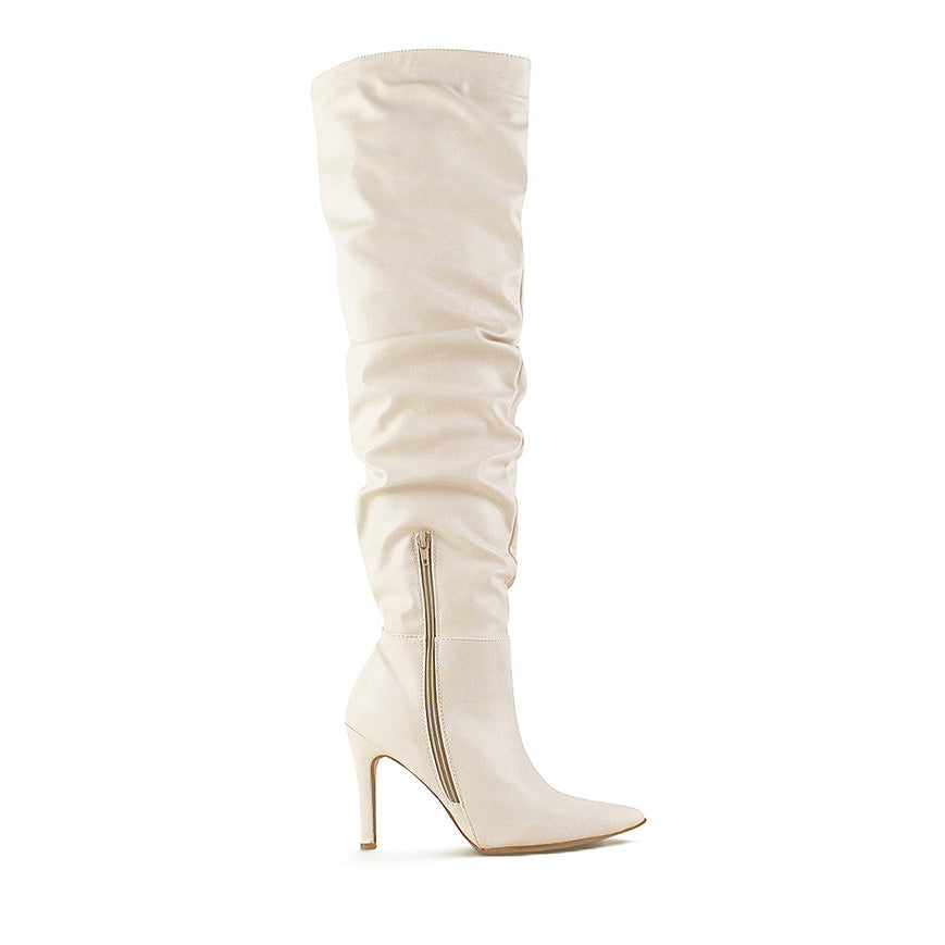 vista superior de las botas beige plisadas con tacón para dama 