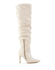 vista superior de las botas beige plisadas con tacón para dama 