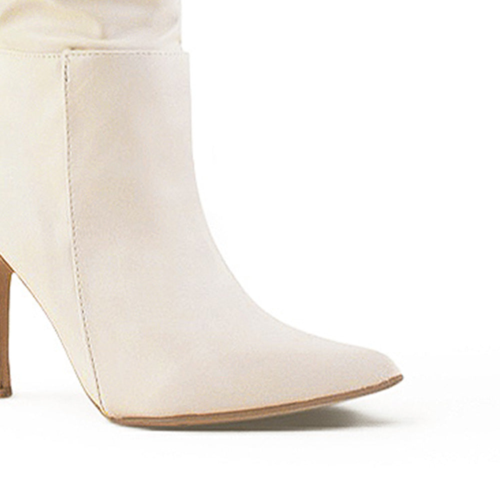 detalle del material sintético en las botas beige para dama 