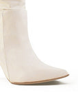 detalle del material sintético en las botas beige para dama 