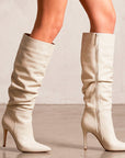 botas beige con detalle plisado para dama con tacón alto 11cm y punta estilizada 