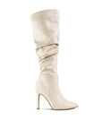 vista lateral de botas plisadas beige para dama con tacón delgado y punta estilizada 