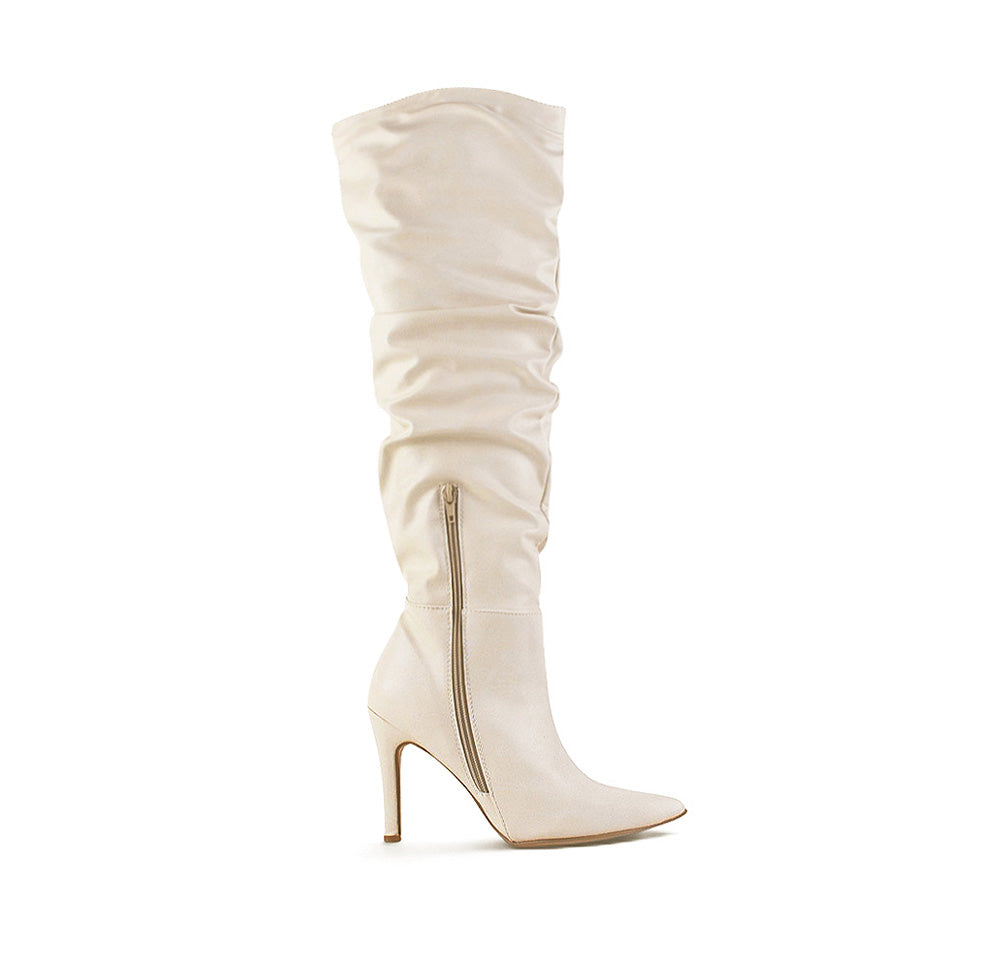 vista superior de botas beige para dama con punta y tacón 11 cm 