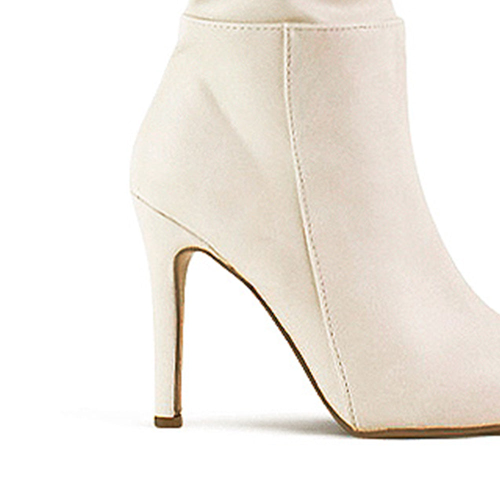 vista trasera del tacón de las botas beige para dama con tacón estilizado