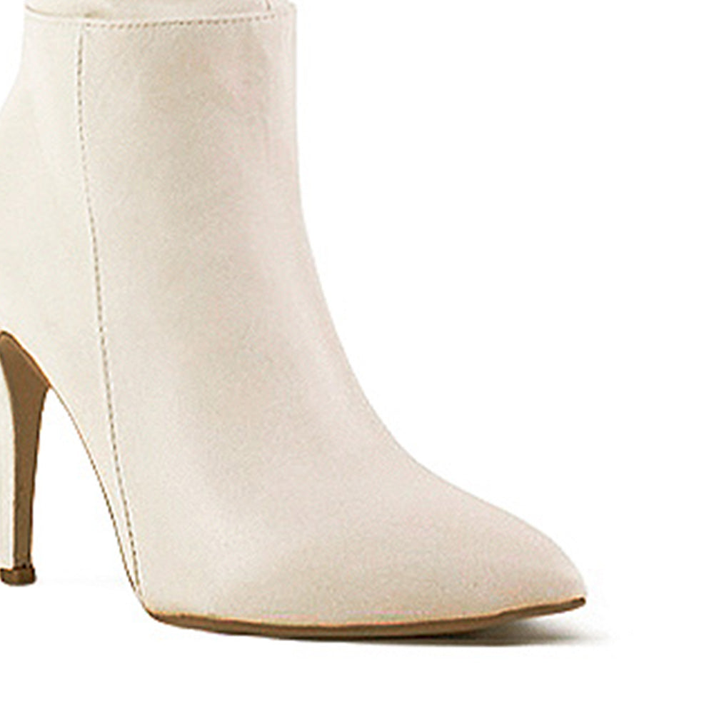 detalle del material sintético de las botas beige para dama  