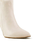 detalle del material sintético de las botas beige para dama  