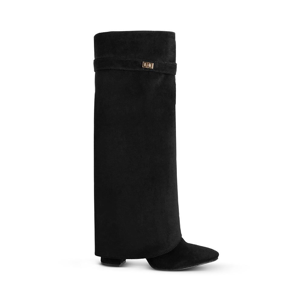 Vista lateral de la bota negra desmontable 2 en 1 para dama con detalle metálico y tacón medio 9cm