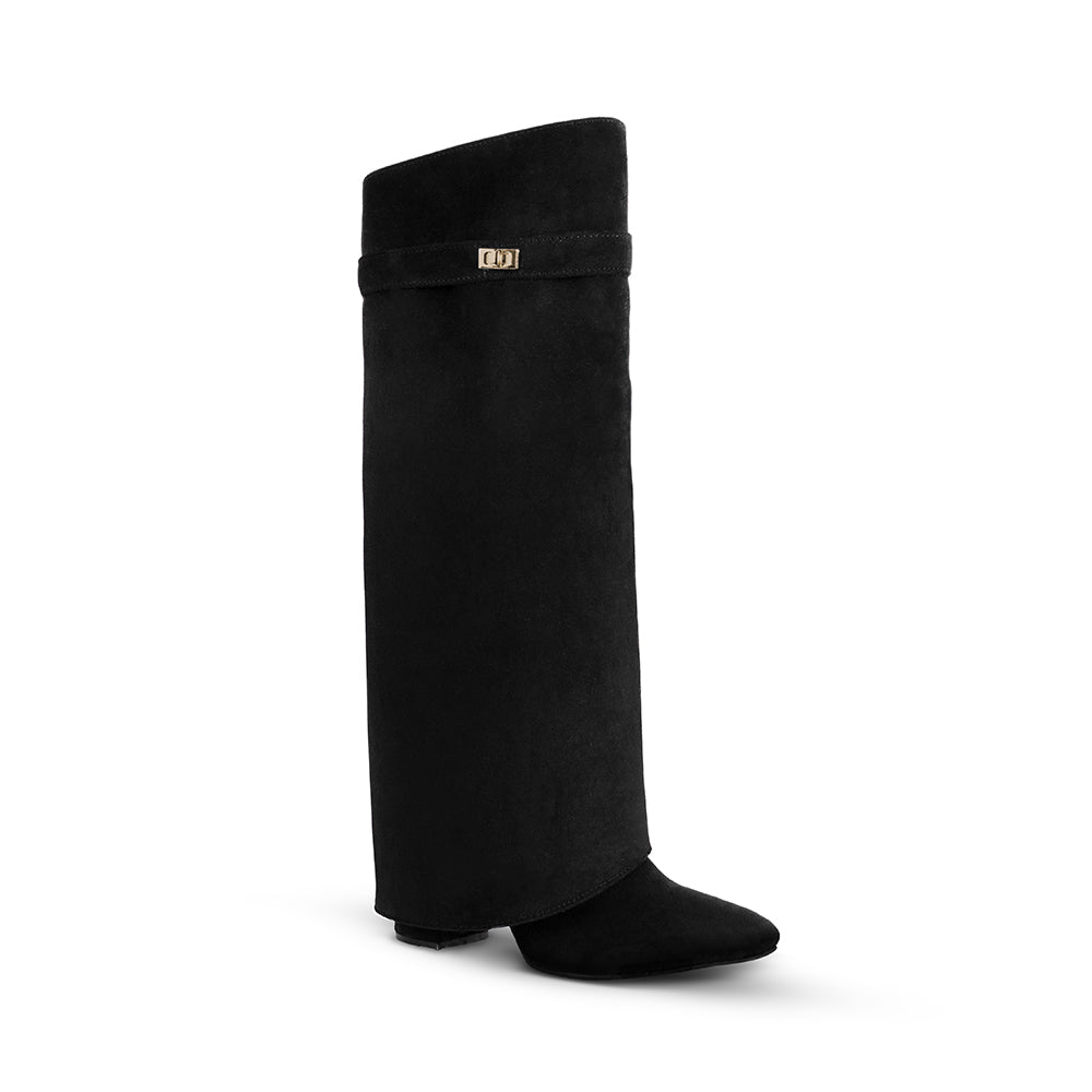 Vista diagonal de la bota negra desmontable 2 en 1 para dama con detalle metálico y tacón bloque tamaño medio 9cm 