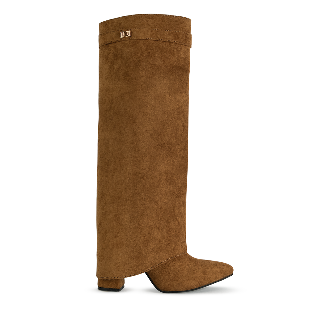 Vista lateral de la bota café desmontable 2 en 1 para dama con detalle metálico y tacón medio 9cm