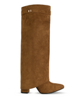 Vista lateral de la bota café desmontable 2 en 1 para dama con detalle metálico y tacón medio 9cm