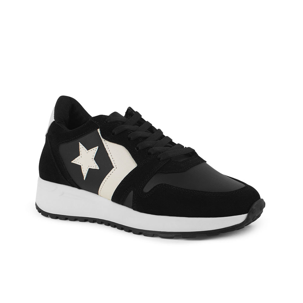 Vista diagonal de tenis negros para mujer con agujetas, estrellas decorativas y plataforma baja de 4cm