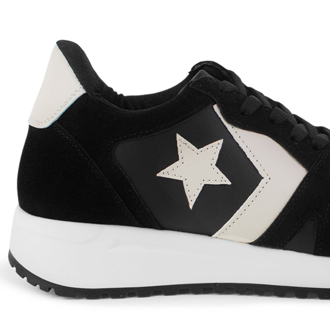 Vista trasera de plataforma baja de 4cm en tenis negro para mujer con agujetas y estrellas decorativas