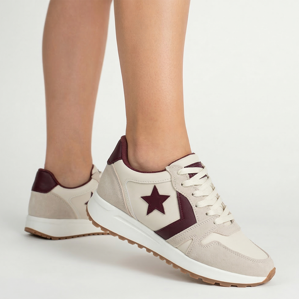 Tenis beige con vino para mujer con estrellas decorativas laterales y plataforma baja de 4cm