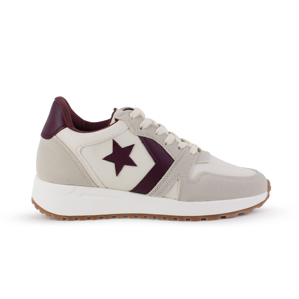 Vista lateral de tenis beige con vino para mujer con estrellas decorativas, agujetas y plataforma baja de 4cm