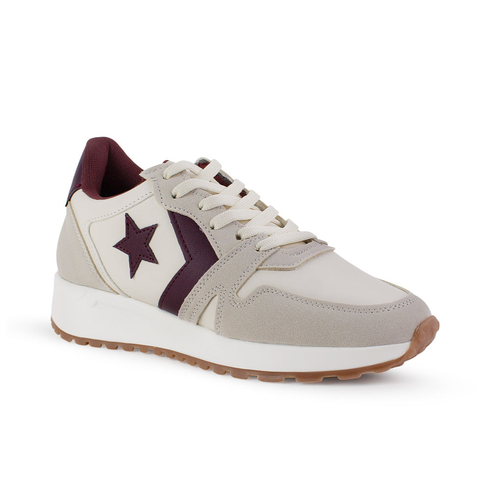 Vista diagonal de tenis beige con vino para mujer con agujetas, estrellas decorativas y plataforma baja de 4cm