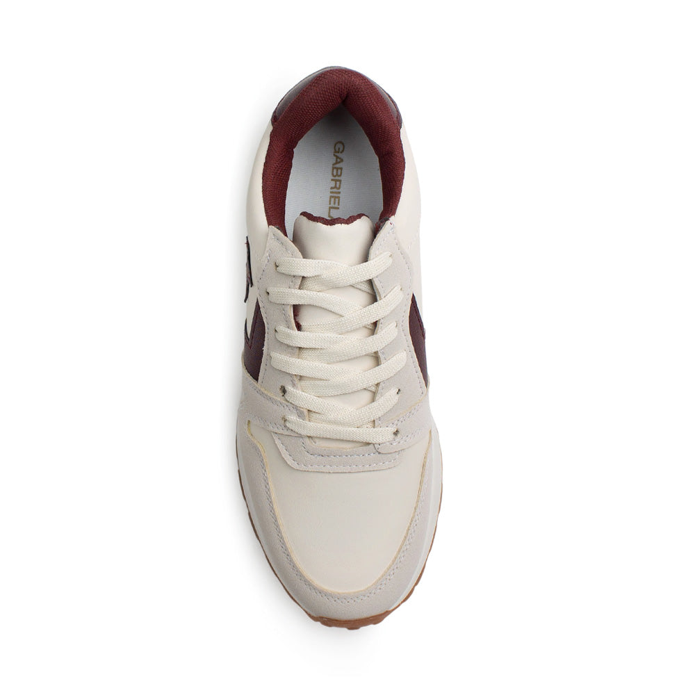 Vista superior de tenis beige con vino para mujer con agujetas y estrellas decorativas 