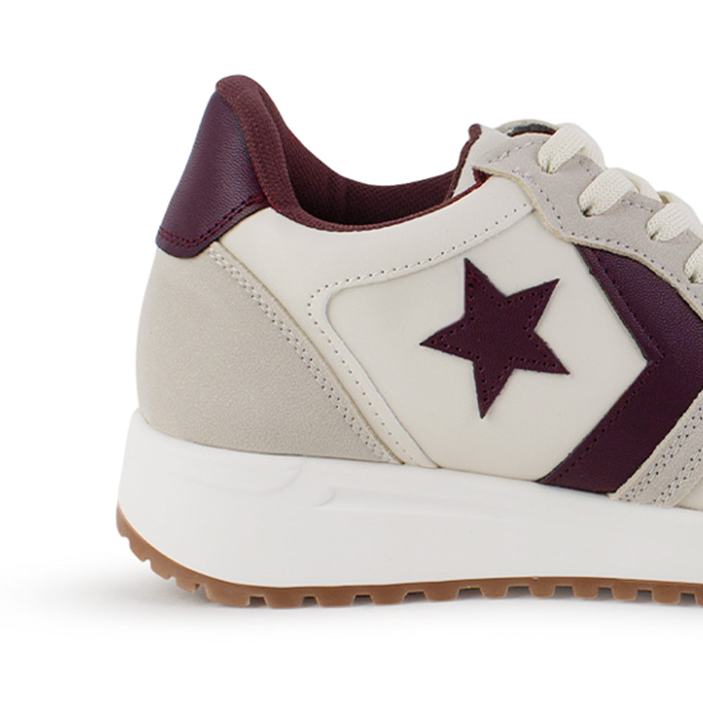 Vista trasera de plataforma baja de 4cm en tenis beige con vino para mujer con agujetas y estrellas decorativas