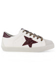 Vista lateral del tenis beige con estrella lateral de glitter y suela baja 2 cm para dama