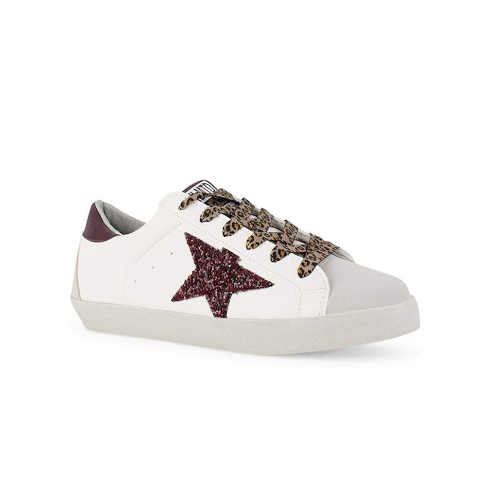 Vista diagonal del tenis beige para dama casuales con suela baja 2cm y  estrella de glitter