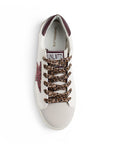 Vista superior del tenis beige con agujetas animal print para dama y suela baja 2cm