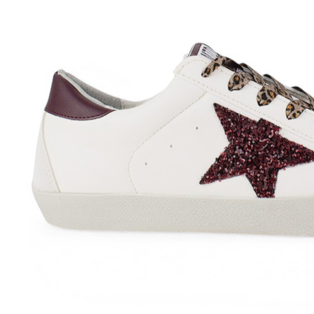 Vista trasera de la suela baja 2cm del tenis beige para dama con estrella de glitter