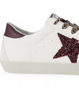 Vista trasera de la suela baja 2cm del tenis beige para dama con estrella de glitter