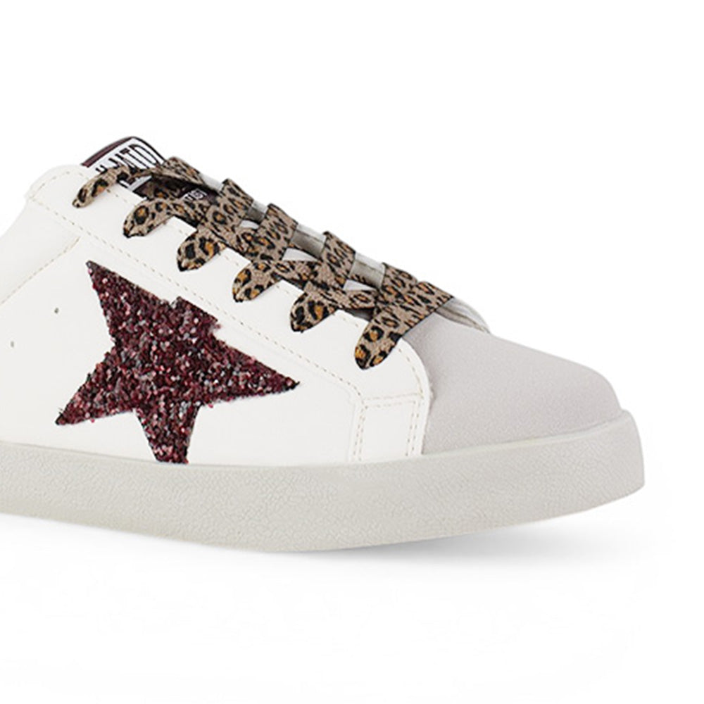 Detalle del material sintético de tenis beige para dama con estrella de glitter y suela baja 2cm