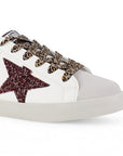 Detalle del material sintético de tenis beige para dama con estrella de glitter y suela baja 2cm