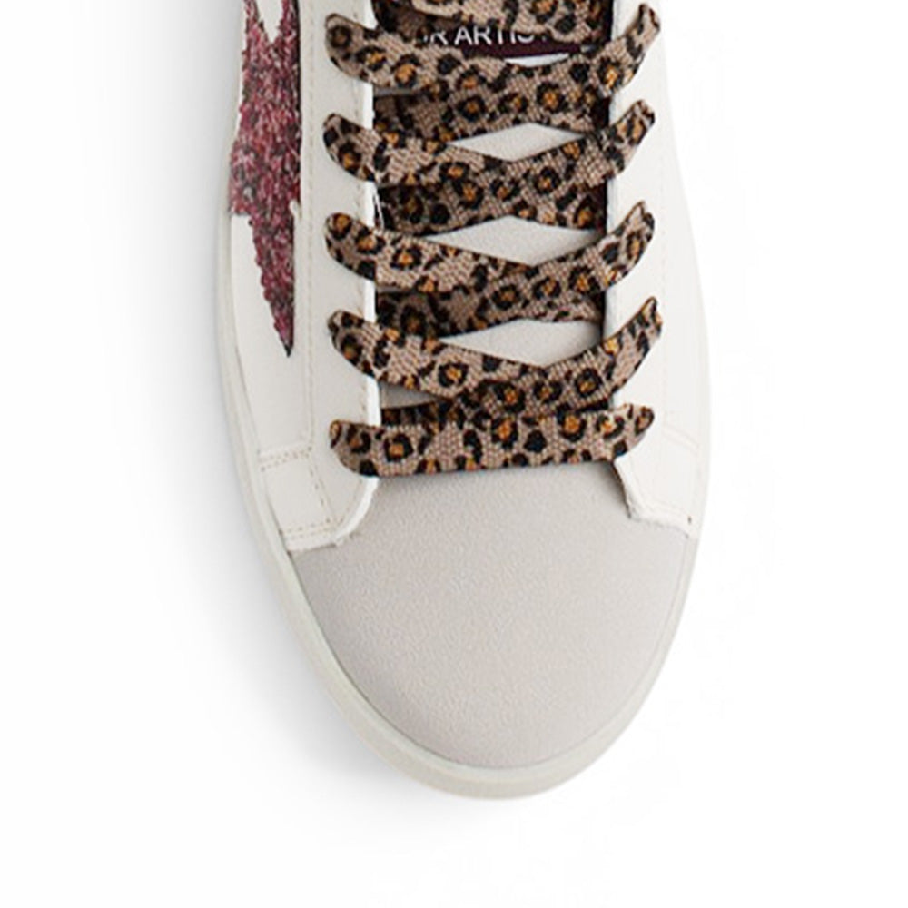 Vista del detalle en agujetas animal print del tenis beige para dama con estrella de glitter y suela baja 2cm