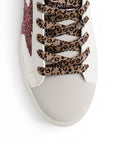 Vista del detalle en agujetas animal print del tenis beige para dama con estrella de glitter y suela baja 2cm