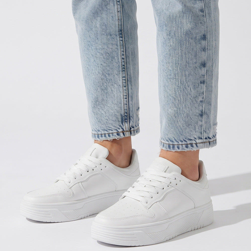 Tenis blancos de estilo urbano con plataforma gruesa para dama