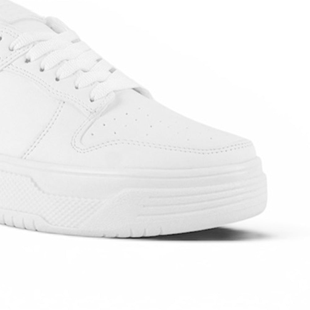 detalle del material sintético en los tenis blancos de plataforma gruesa para dama