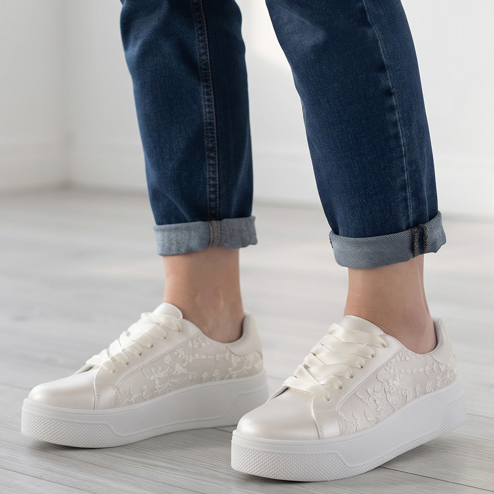 Tenis blancos perla con detalles de encaje cordones de satén y plataforma baja 5cm