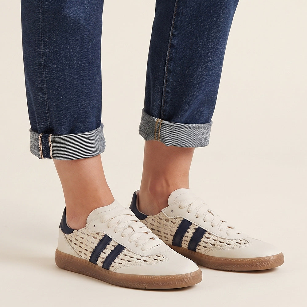 Tenis beige con azul para dama y detalles tejidos de piso 