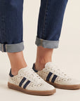 Tenis beige con azul para dama y detalles tejidos de piso 