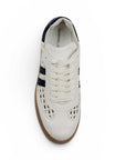 Vista superior del tenis beige con azul para dama de piso y detalles tejidos 