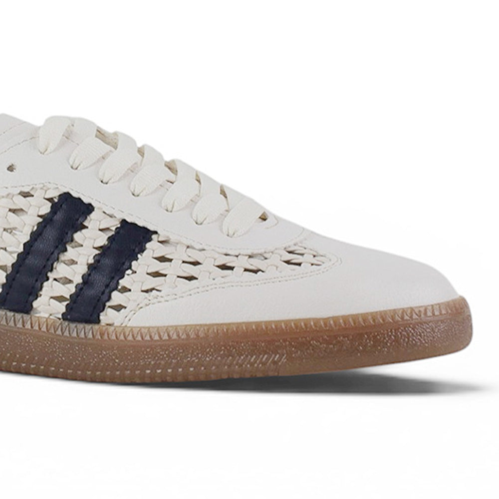 Detalle del material sintético en tenis beige con azul para dama de piso y detalles tejidos 