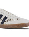 Detalle del material sintético en tenis beige con azul para dama de piso y detalles tejidos 